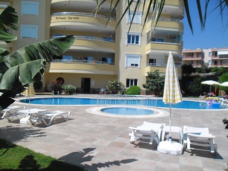 zwembad met zicht op appartement(te huur)